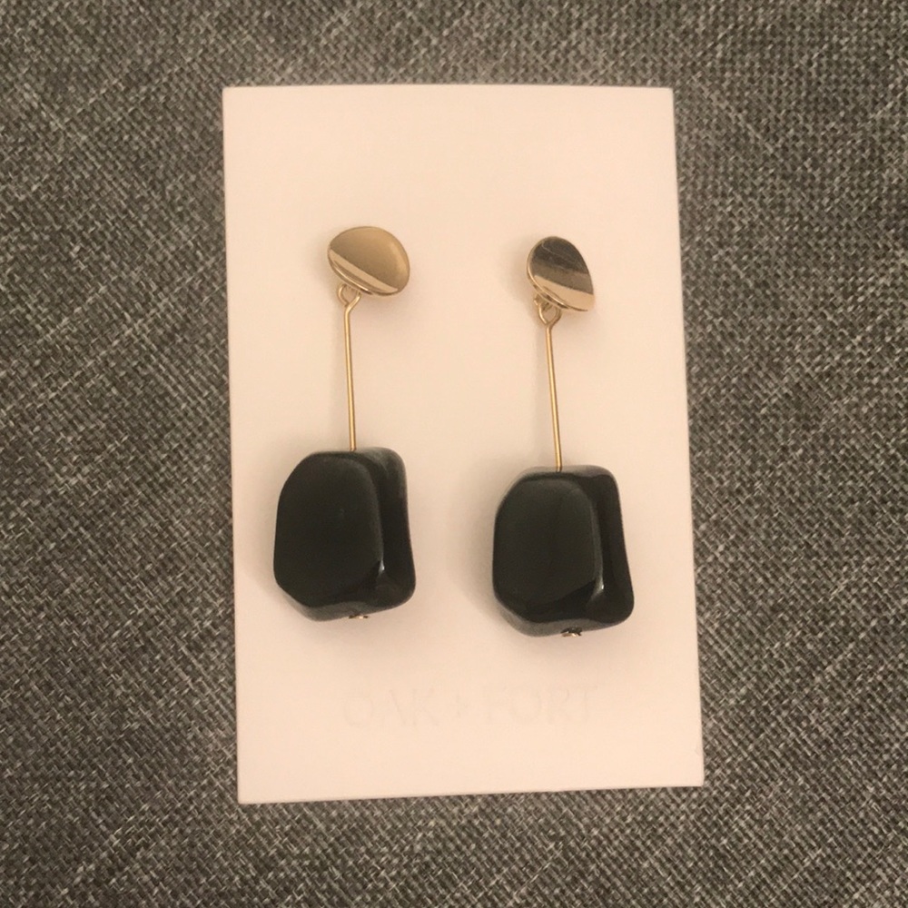 Dangling earrings gold with black stones